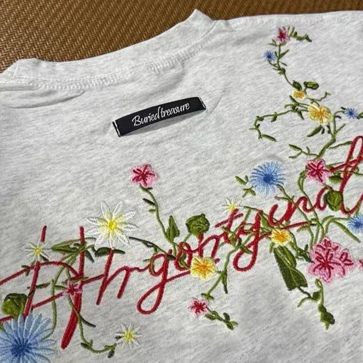 Reines Baumwoll-Kurzarm-Lockeres Übergrößen-Freizeit-T-Shirt für Damen Design Bestickte Blumen-Tops für Sommer Neuer Stil College-Stil Damen