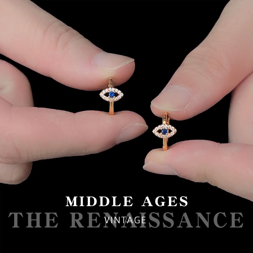 

Blue Zircon Angel s Eye Ear Buckle French Wind Earrings Premium Textured Earrings