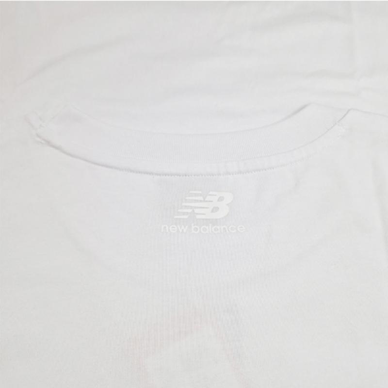 New Balance Camiseta extragrande con el logotipo de Essential Center Nb