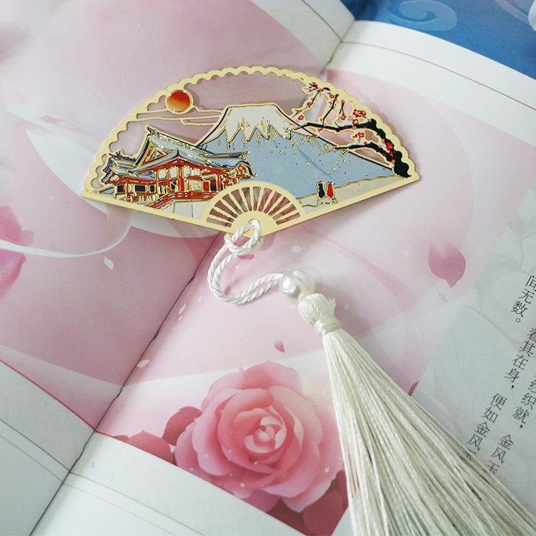 Aesthetic Metal Lucky Clover Bookmark with Tassel Set Exquisite Retro Floral Brass Bookmark for Book Creative Design Book Tab