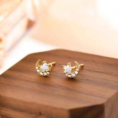 Boucles d'oreilles étoile et lune pour femmes, petites boucles d'oreilles légères en diamant, boucles d'oreilles de luxe haut de gamme et cadeaux polyvalents