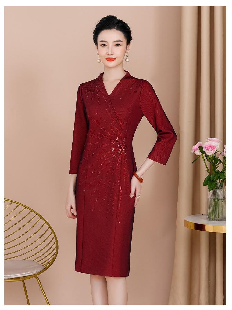 2023 Autumn Elegant Knee-Length Dress for Middle-Aged Women - Slimming Plus Size, Perfect for Weddings and Special Occasions