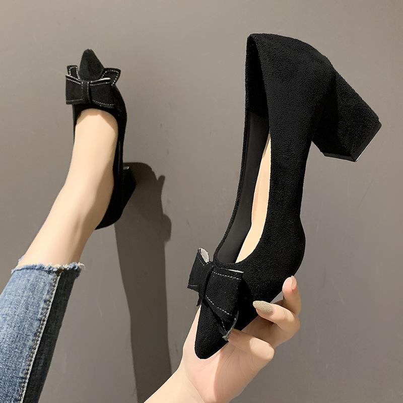 Wildleder High Heels Damen Frühling und Herbst 2025 neu Französische Mode vielseitig flacher Ausschnitt schwarz Arbeitsschuhe dicker Absatz Einzelne Schuhe