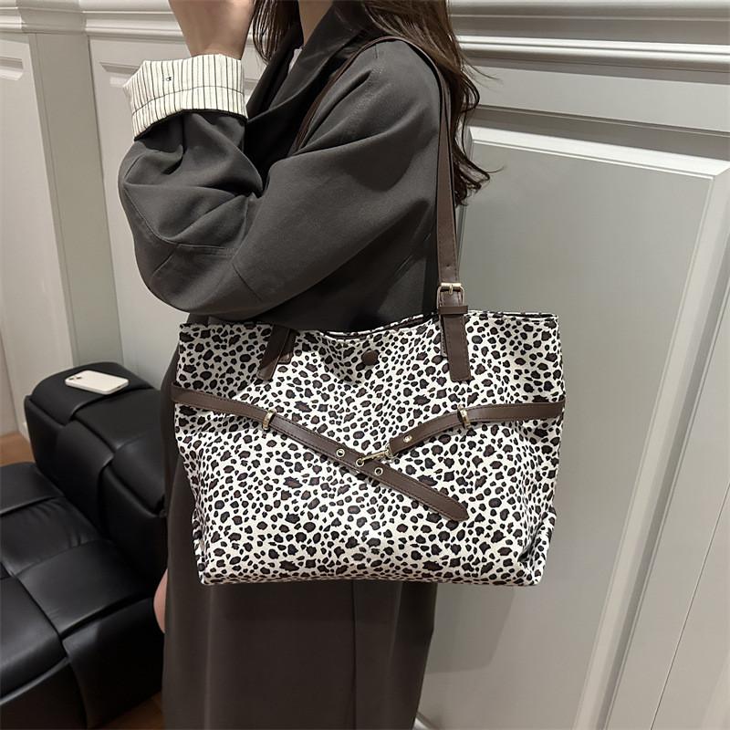 Leopard Design Handbag For Women Oversized Tote With Inner Pocket For Casual Outings