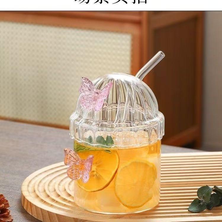 INS-Stil Hochborosilikat-Glasbecher mit Streifen und Schmetterlingen, Transparent für Wein, Milchtee, Saft oder Wasser.