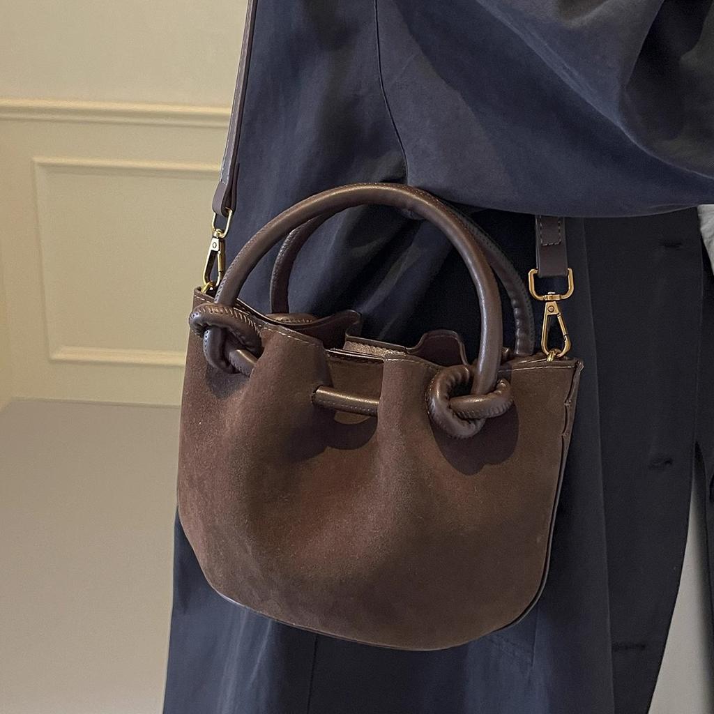 Autumn and Winter Retro Matte Small Bag Women's New Versatile Messenger Bag Fashionable Suede Portable Bucket Bag
