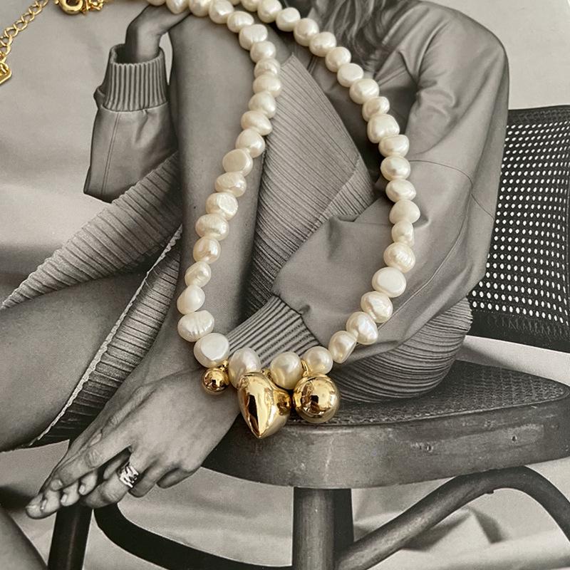 

Винтажное колье-чокер в стиле барокко с пресноводным жемчугом в форме сердца и металлическим шариком-подвеской