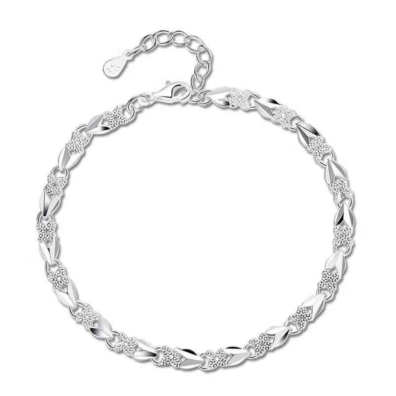 Women's Four-Leaf Clover Bracelet - Elegant, Versatile Gift for Best Friend, Birthday or Valentine's Day.