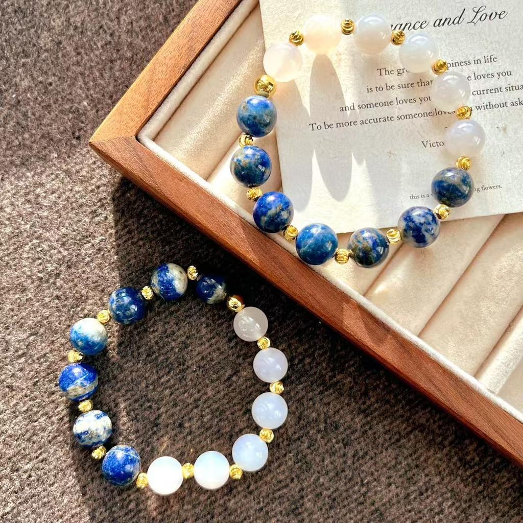 Retro-Armband aus natürlichem Lapislazuli und weißem Chalcedon.