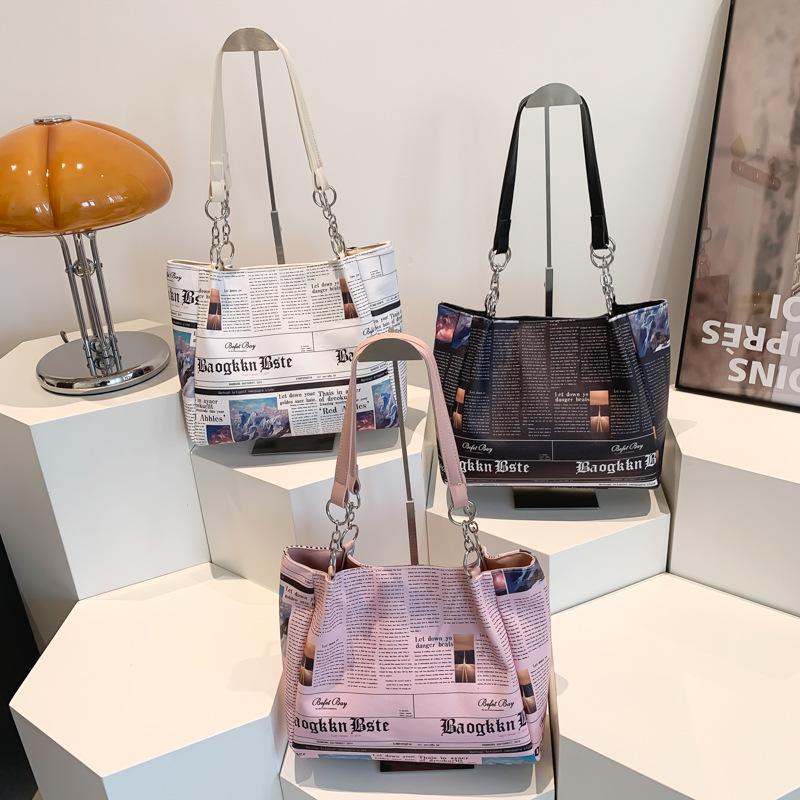 Internet celebrity newspaper shopping bag summer 2025 new Korean version fashion printing large capacity shoulder hand bucket bag woman