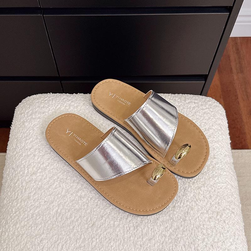 

Metal buckle set of toe slippers flip-flops women s 2025 summer new niche flat-bottomed toe sandals soft-soled beach sandals 42 серебряный