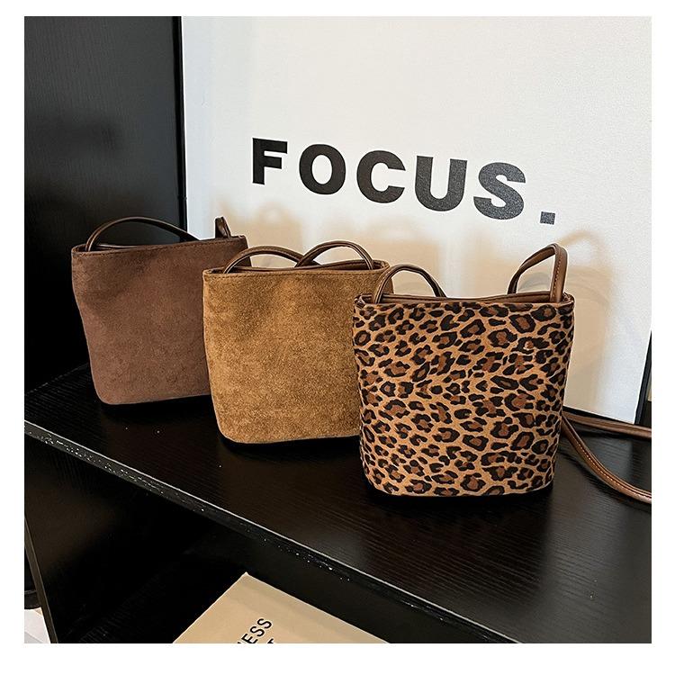 Women Suede Bucket Bag Faux Suede Shoulder Bag Large Capacity Women's Commuting Bags Retro Trendy Solid Color Tote Handbags 2025