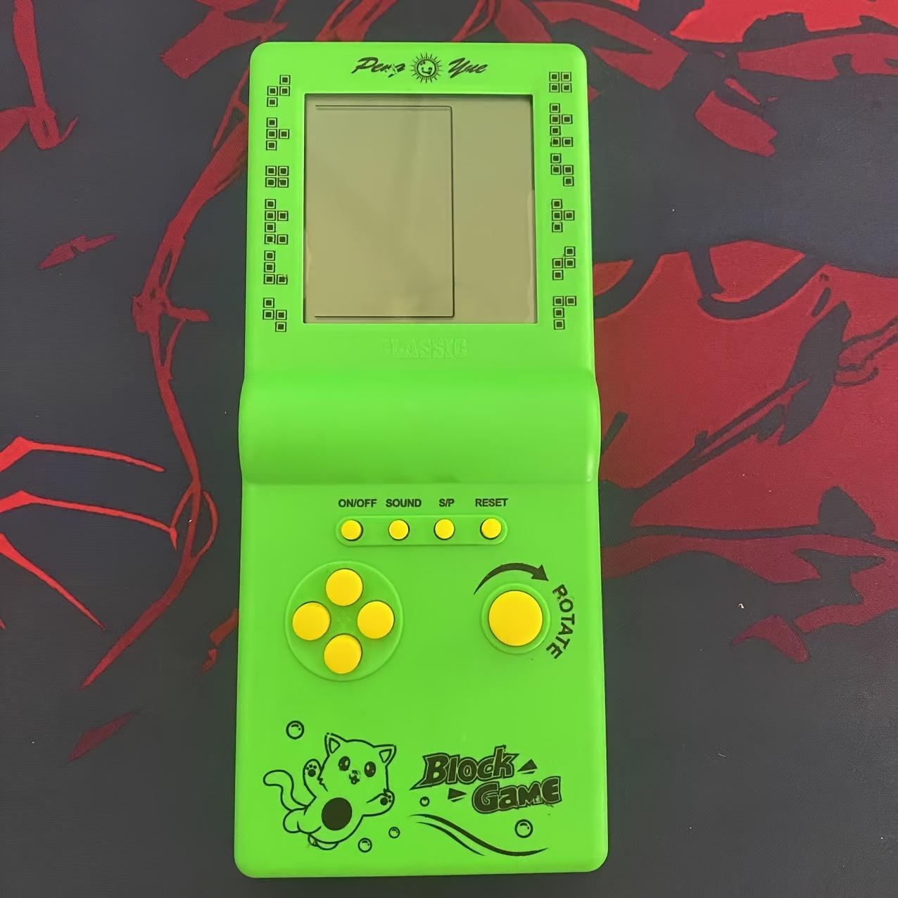 

This classic Tetris handheld game console offers a portable, multi-game experience and is the ideal gift for game enthusiasts. зелений