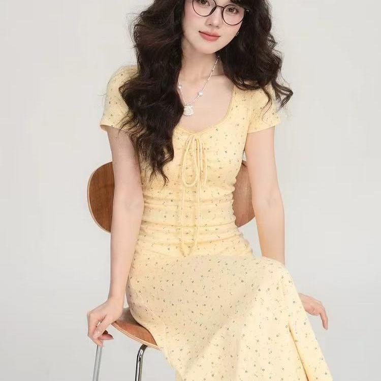 Elegant Yellow Floral Slim-Fit Summer Dress with Lace and Square Neck Short Style