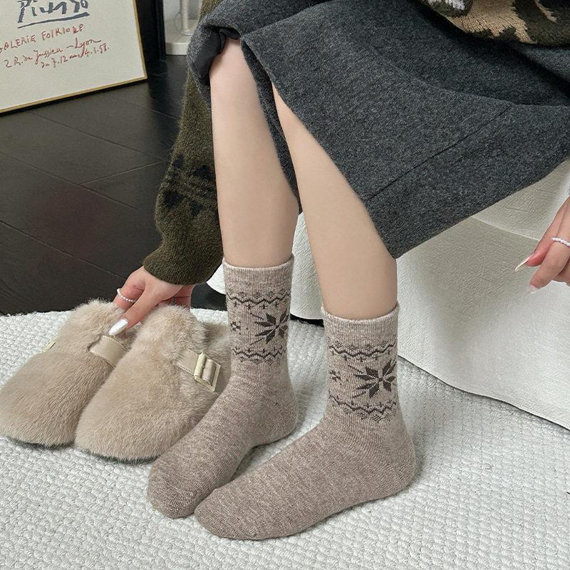 Women Retro Fair‑Isle Wool Socks,Autumn Winter Warm Snowflake Contrast Medium‑Tube Socks,Korean Boneless Versatile Cotton Socks
