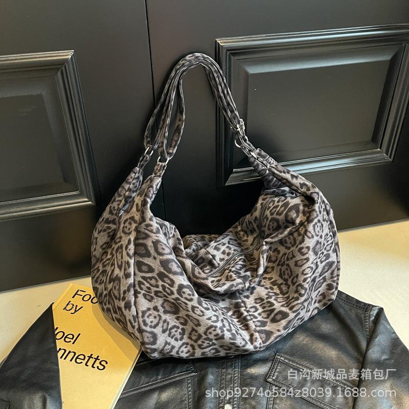 

2025 new high-end fashion pleated leopard print oblique span bag large-capacity men s and women s same commuting versatile tote bag серый
