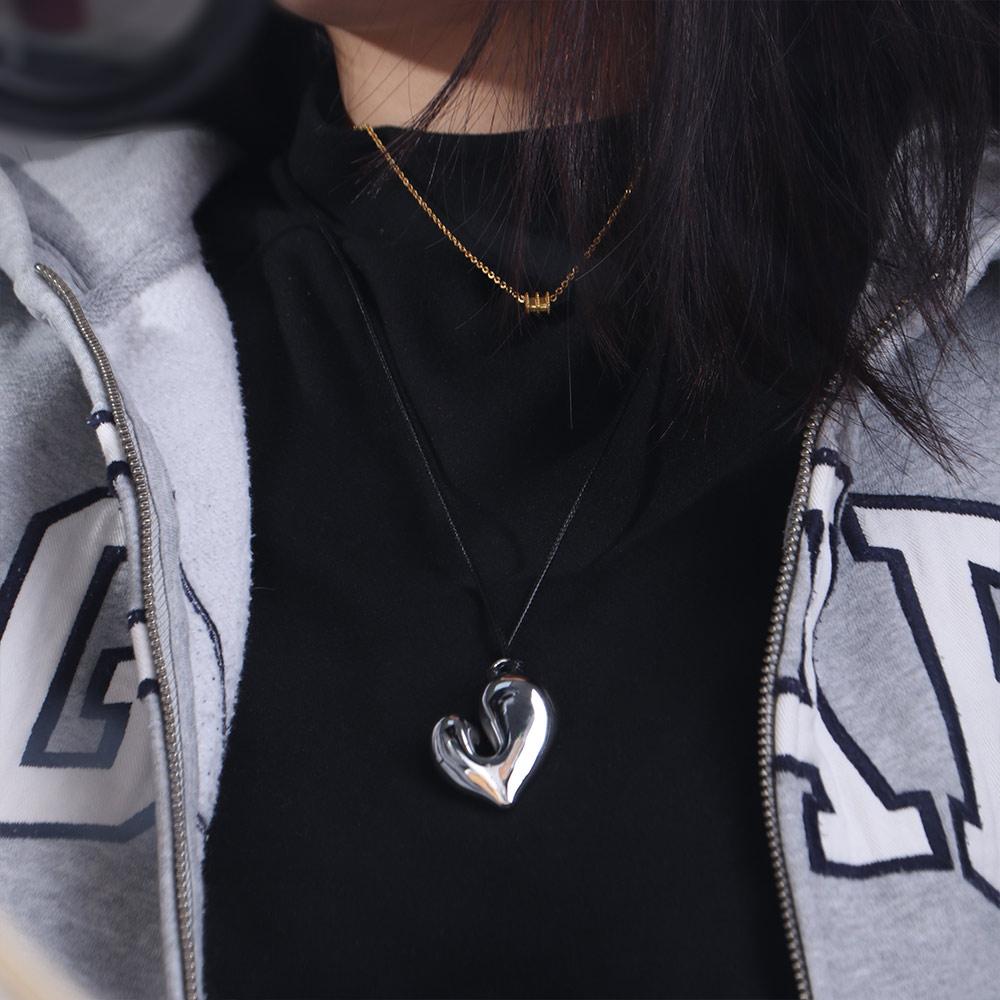 Premium Feeling Love Necklace Black Rope Collarbone Chain Simple Sweater Chain Girl