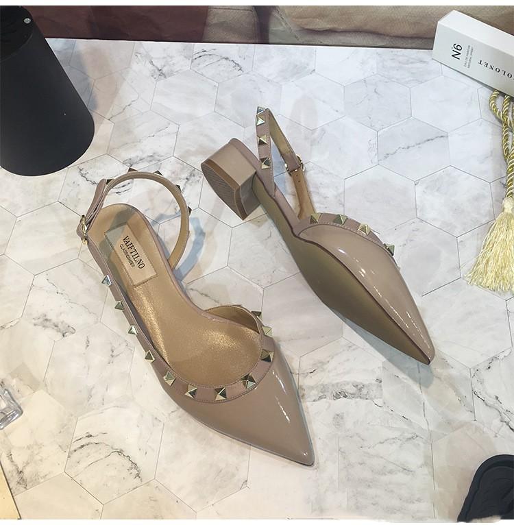 Sandales rivetées pour femmes, nouvelles chaussures plates pointues en cuir laqué Baotou Temperament, talons hauts, tailles 33 à 41, 2024