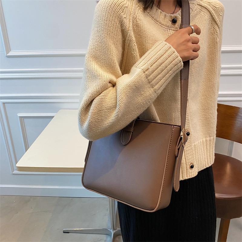 Fashion trend women's bag new simple solid color shoulder messenger bag texture retro bucket bag