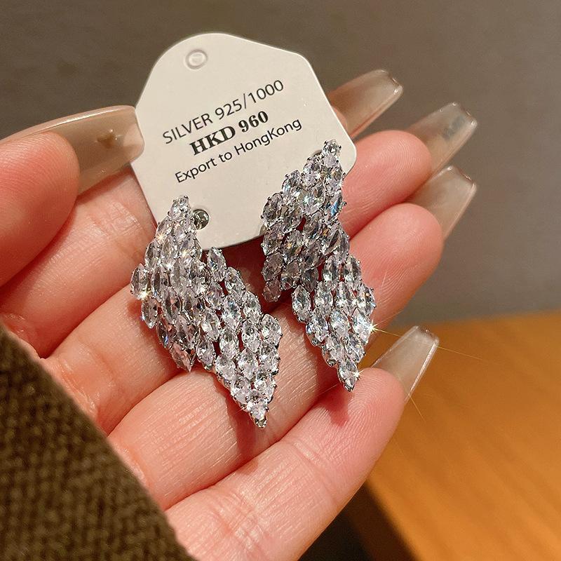 

Серьги-пусеты из стали с циркониевым ромбом, двусторонние, модные, суперблестящие, легкая роскошь, высококлассные, универсальные