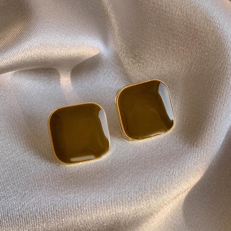 2025 Retro-Inspired Imitation Pearl Earrings: Niche Light Luxury Ear Studs & Pendants