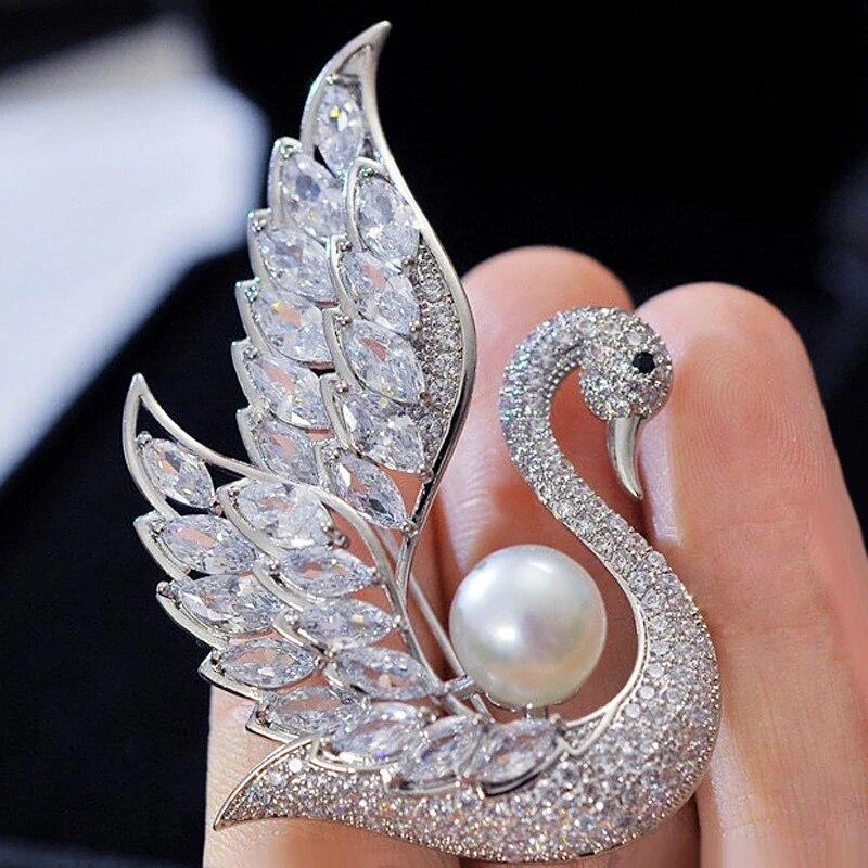 New Natural White Pearl Swan Brooch Fashion Sweater Jewelry for Women