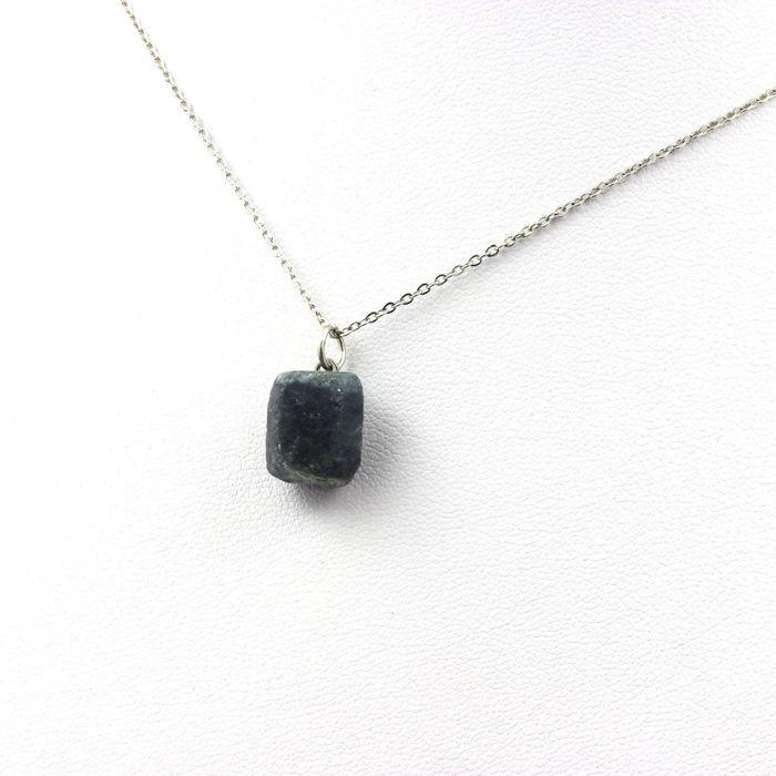 Pierres et Minéraux. Collier Saphir brut. 14.28 ct. Zazafotsy, Ihorombe, Madagascar.
