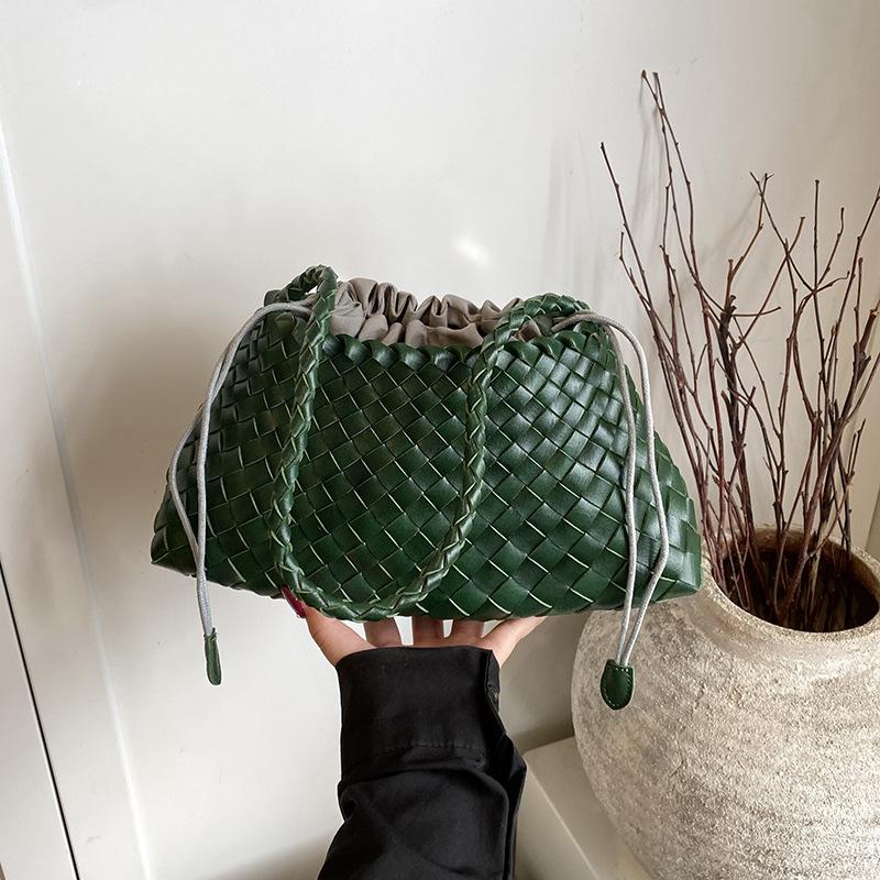 

Летняя плетеная вручную сумка подмышку женская 2025 новая высококлассная универсальная ретро портативная на плечо сумка для мамы и ребенка изумрудный