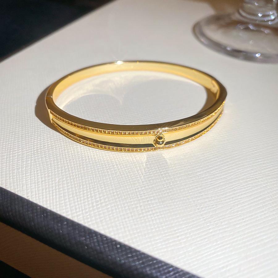 Elegant Geometric Rhinestone Zircon Buckle Bracelet: A Versatile and Luxurious Accessory for Women