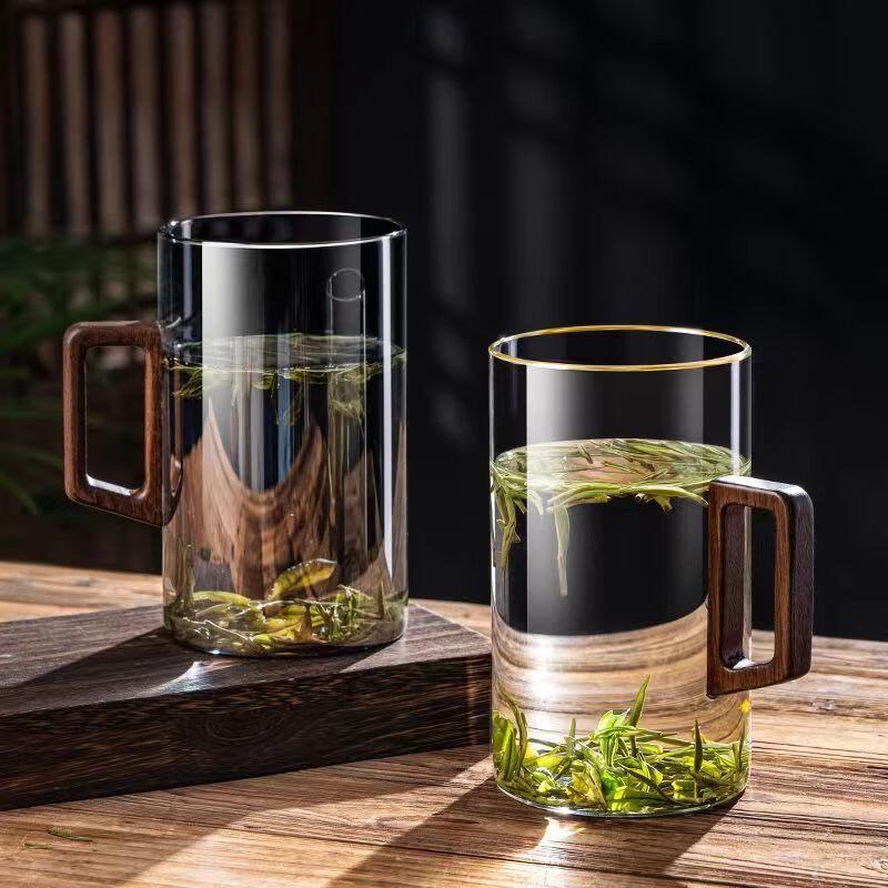 

Набор стеклянных чашек для чая с деревянной ручкой в скандинавском стиле