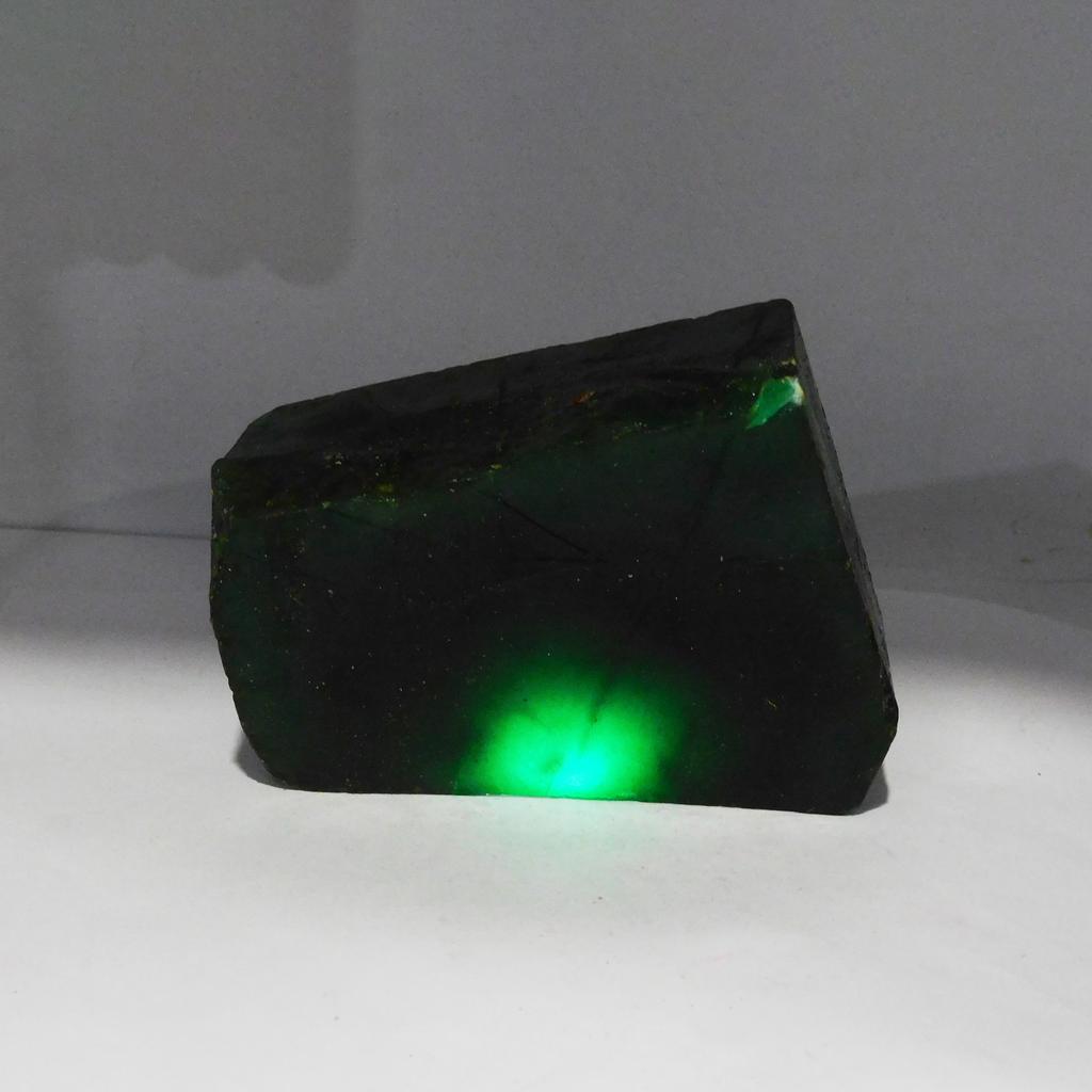 Natural Green Emerald Loose Gemstone 1949.95 ct Uncut Rough for Lapidary and Gem Collections