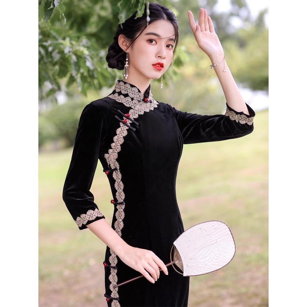 Černé šaty se středně dlouhým rukávem ve zlatém sametu Cheongsam v čínském stylu na denní nošení