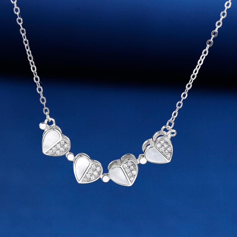 Un Collier Printemps Quatre Feuilles Cœur à Cœur pour Femme Double Port Version Coréenne Chaîne Tendance Amour Pliable Clavicule Qualité