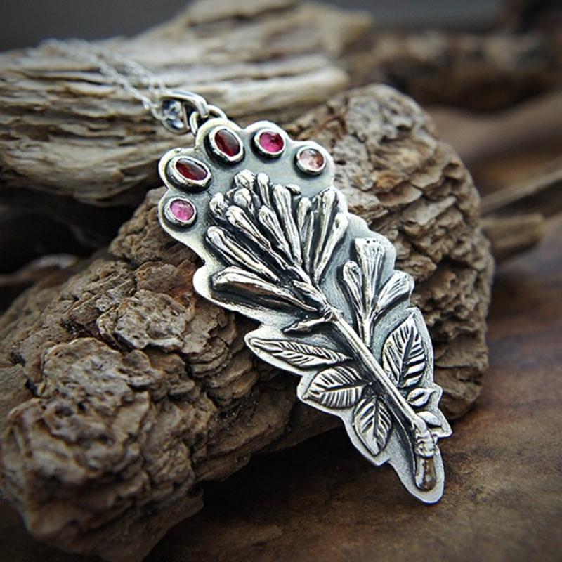 Vintage Punk Style Color Inlaid Zircon Carved Pattern Pendant Necklace, Women's Personalized Trendy Holiday Accessory Gift