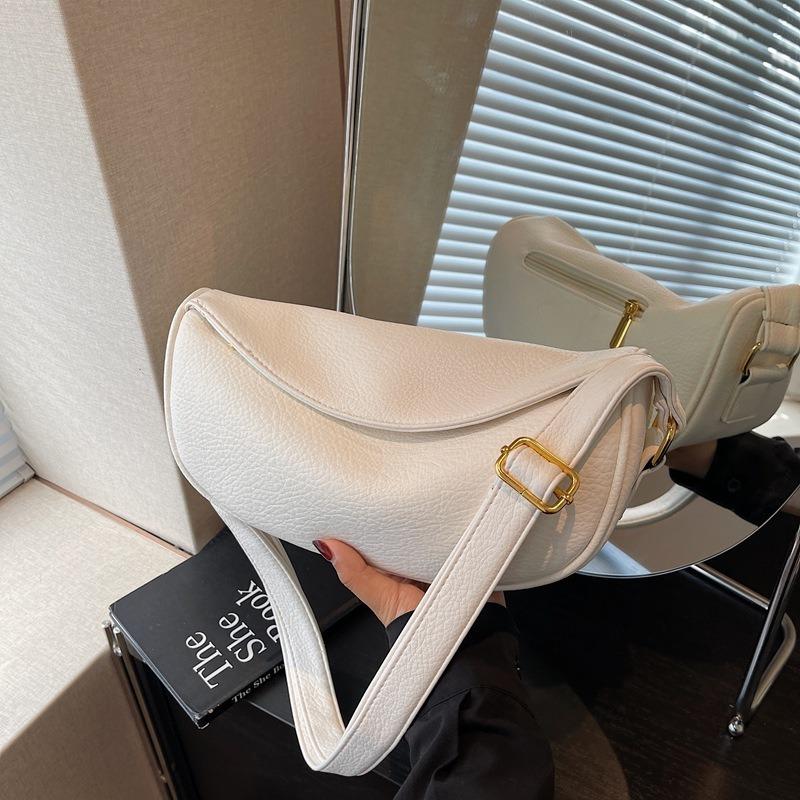 Today's popular bags are women's new trendy niche shoulder bags, large-capacity high-end messenger dumpling bags.