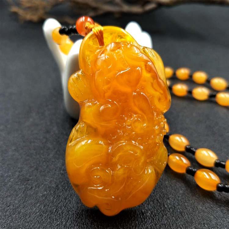 Náhrdelník s jantárovým príveskom v etnickom štýle, retiazka na sveter