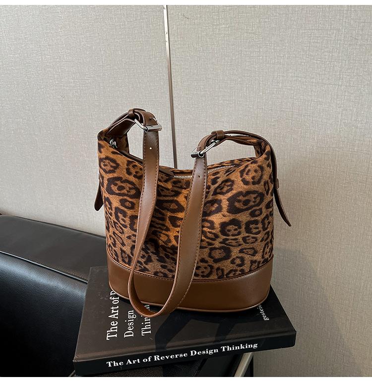 

Fashion retro underarm big bag women s 2025 new autumn and winter suede shoulder bag large capacity crossbody tote bag цветной печати леопарда