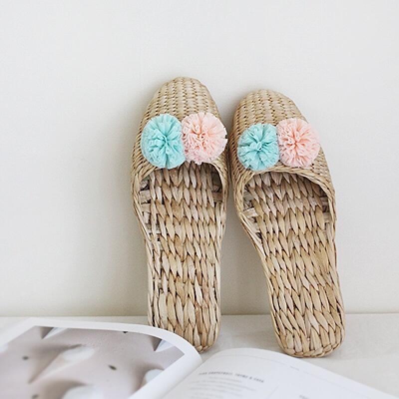 

Pom-pom rattan slippers