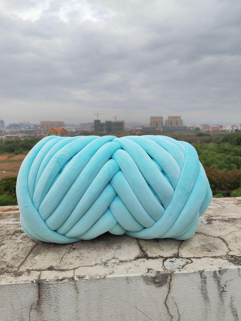 Introducing Our DIY Velvet Crystal Yarn Pillow Cat Bed: 3cm Thick, Soft, and Cozy!