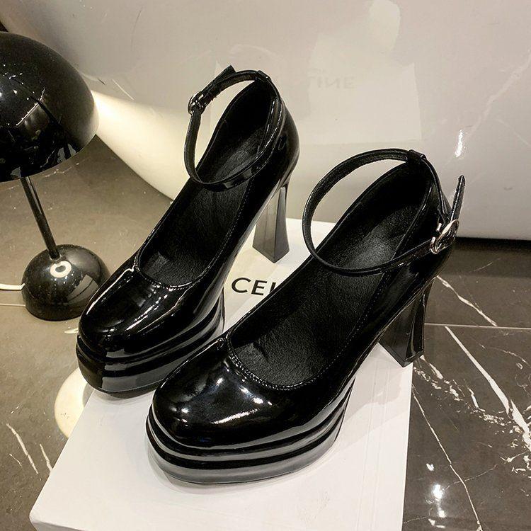 Nude wasserdichte Tisch High Heels Damen Koreanische Version neu sexy retro eckige Spitze Lackleder Ein-Wort-Schnalle leichter Mund dicker Absatz einzelne Schuhe