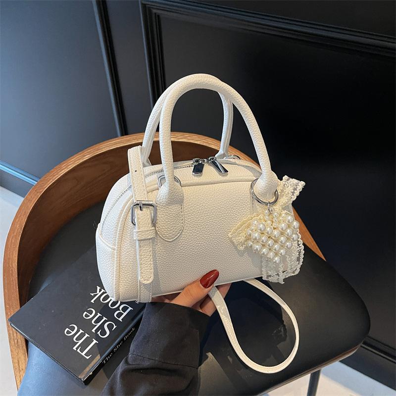 Fashion messenger bag niche casual small square bag women's 2025 summer new hand carry simple commuter shoulder bag