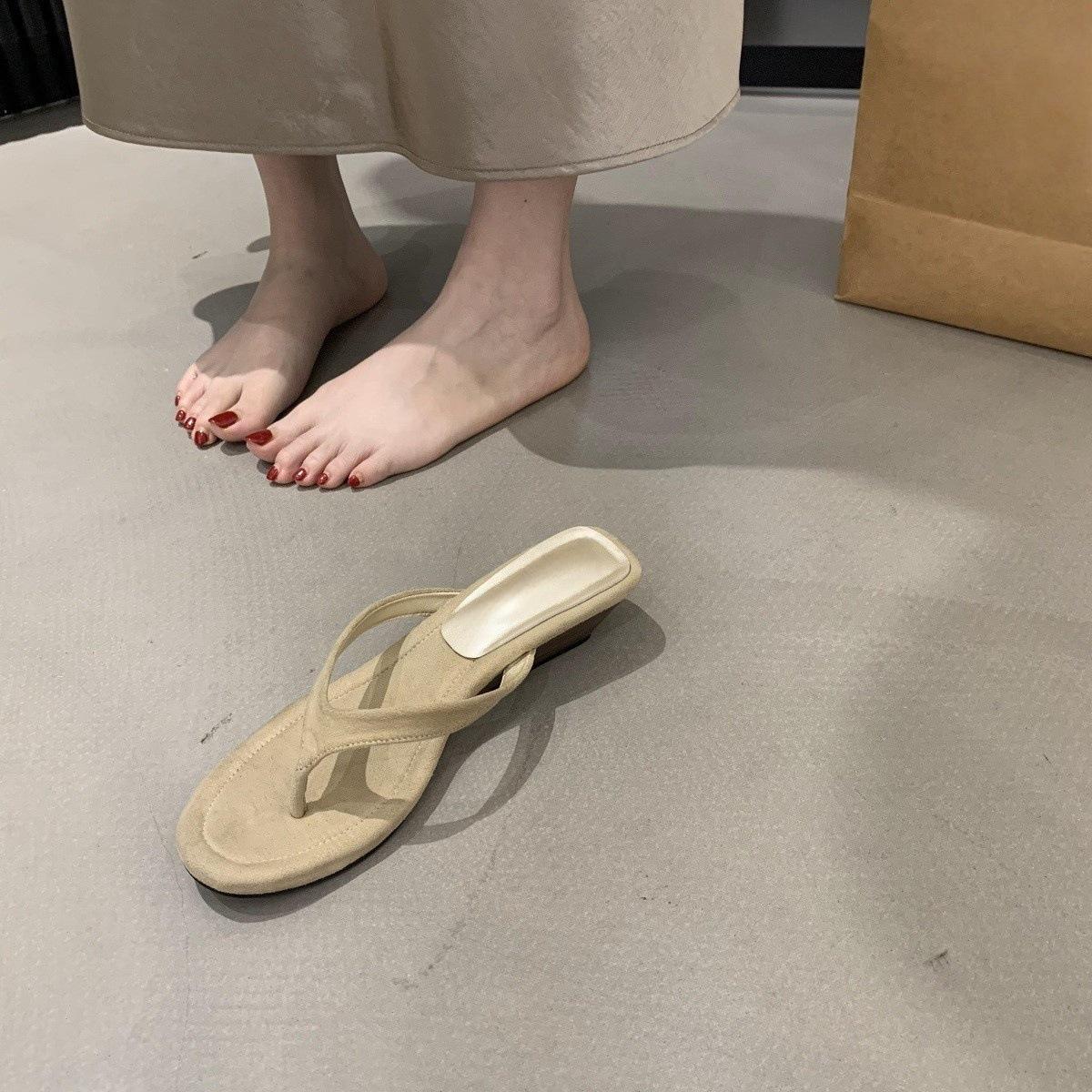 

Huge versatile! Simple toe wood grain slope heel flip-flops women s summer wear comfortable beach sandals 40