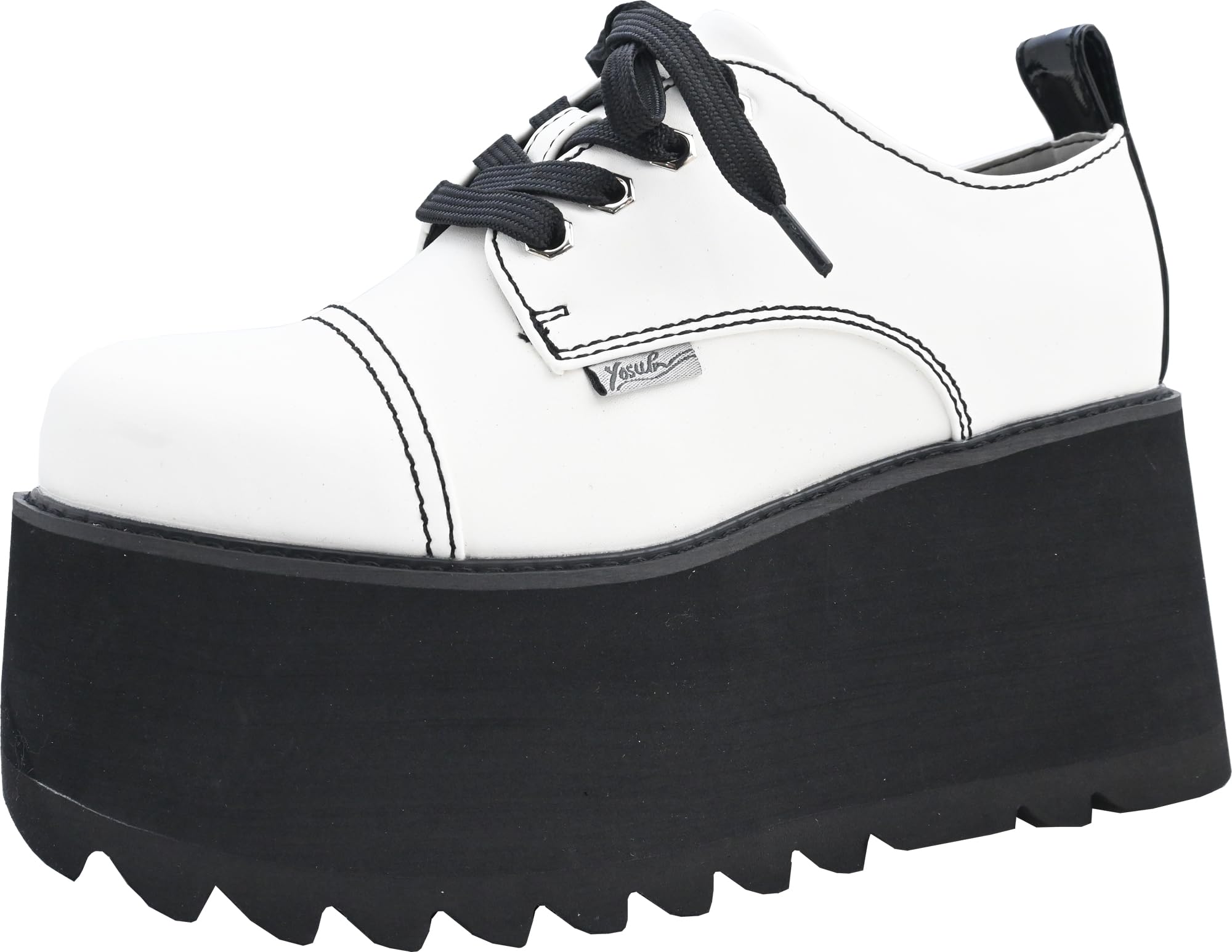 

Ботинки на шнуровке на толстой подошве