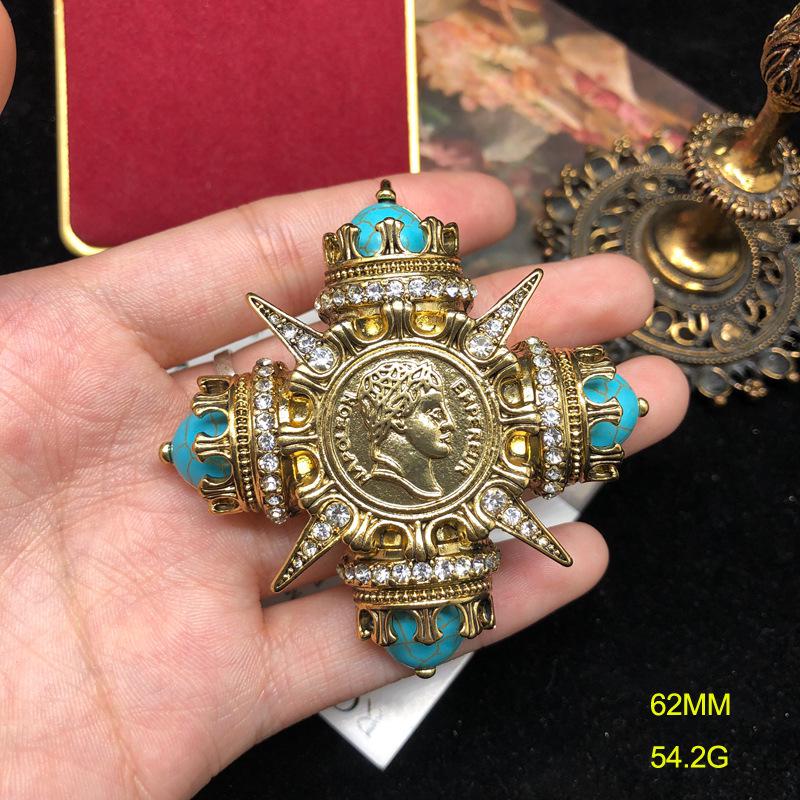 Pin broșă medievală din sticlă roșie siberiană