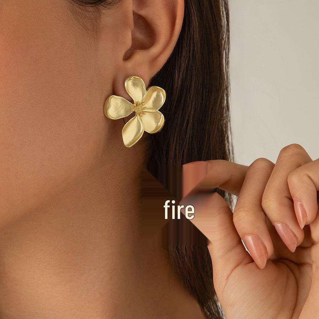 3D Metallic Ginkgo Leaf & Pearl Tassel Earrings