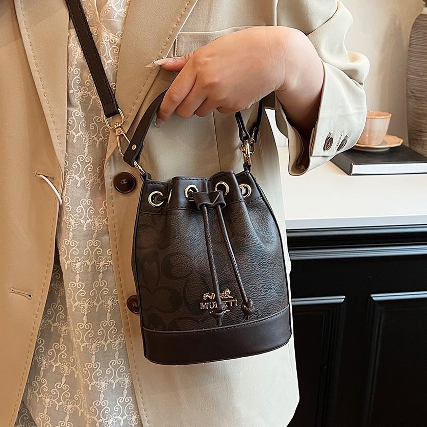 Ms. Baos nye allsidige messengerbag, bærbar bøtteveske.