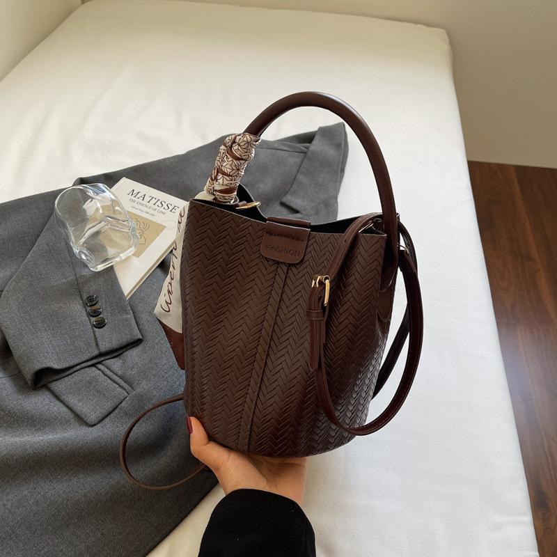 

2025 лето новая нишевая сумка женская сумочка модный зарубежный стиль высокая ценность сумка на плечо плетеная сумка-ведро