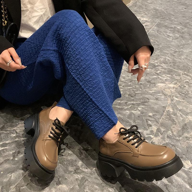 

Мода 2024 года. Новые модные женские повседневные туфли на шнуровке, однотонные, дышащие, на толстой подошве, на высоком каблуке, с низким верхом. 40 темно-коричневого