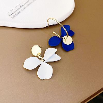 Asymmetrische Blumenohrringe erhältlich in Blau und Weiß. Ergänzende Ohrringe mit temperamentvollen Blütenblatt-Ohrsteckern