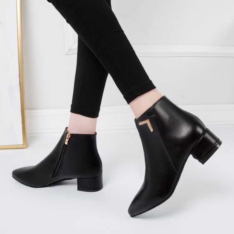 Niche comfortable casual pointed short boots 2025 autumn and winter new Martin boots slim versatile fashionable women's short boots